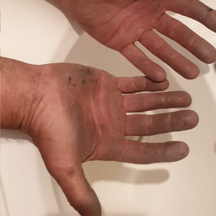 Dirty hands - Hands to be washed with Delizia Naturally products